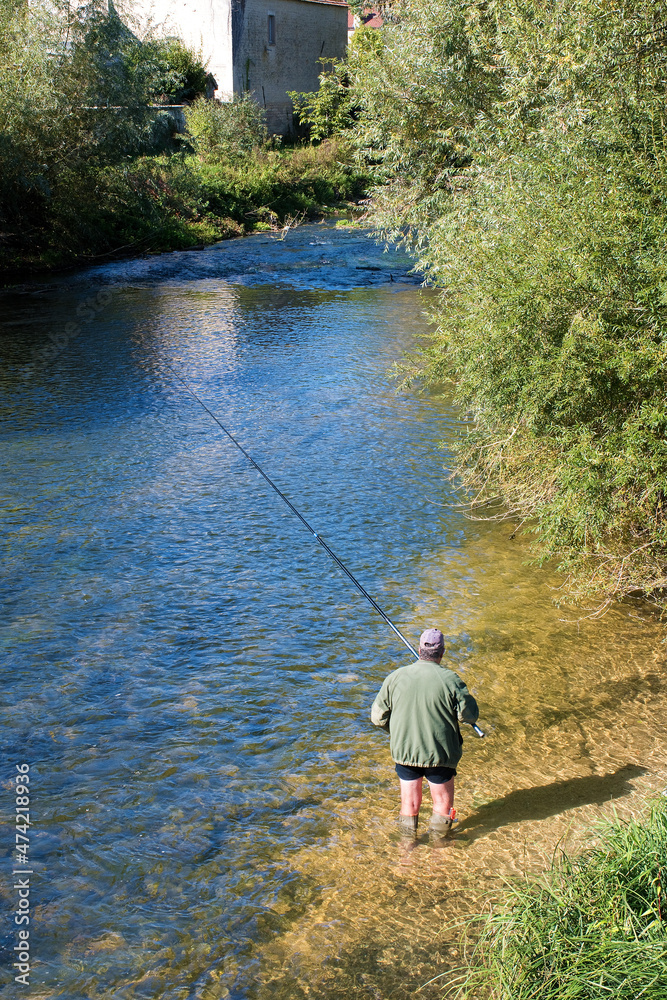 Einsamer Angler von hinten am Canal-de-Bourgogne Einsamer Angler von hinten am Canal-de-Bourgogne