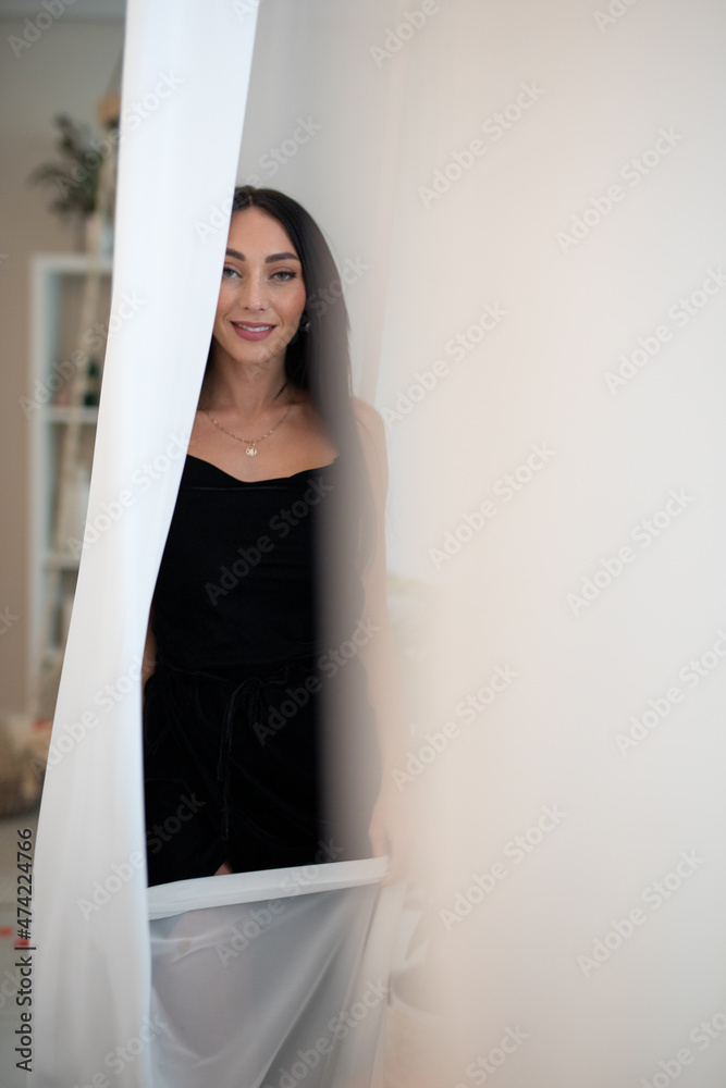 Wunderschöne Frau mit Schwarzem Haar Leidenschaftlich in Berlin mit Rose und elegantem Lebenstil unterwegs Wunderschöne Frau mit Schwarzem Haar Leidenschaftlich in Berlin mit Rose und elegantem Lebenstil unterwegs