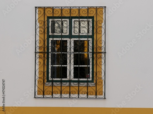 Détail sur les façades en céramique du village de Moura dans l'Alentejo au Portugal photo