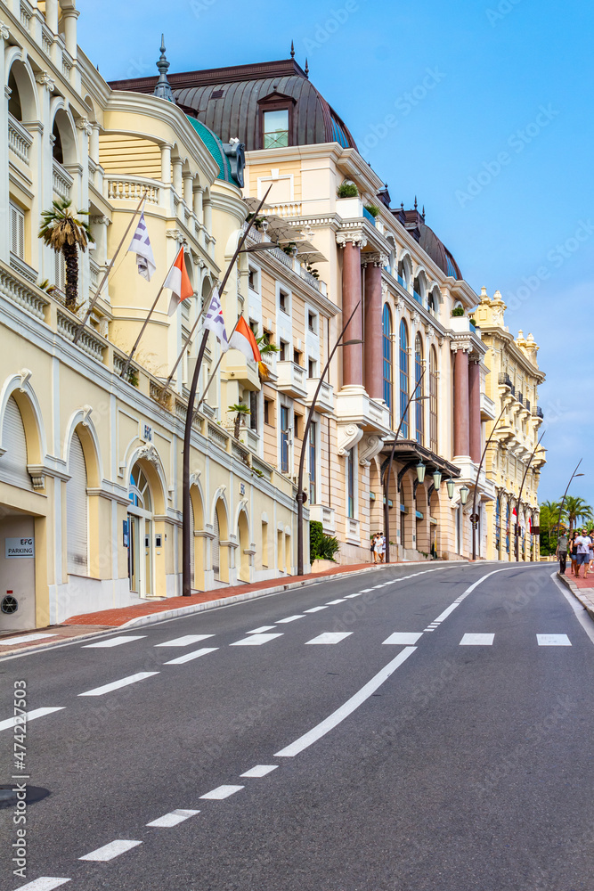 Bunte Wohnhäuser in Monaco mit schönen Hausfassaden.