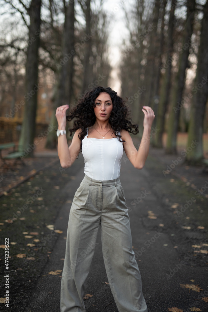 Wunderschöne Frau mit Schwarzem Haar Leidenschaftlich in Berlin mit Rose und elegantem Lebenstil unterwegs Wunderschöne Frau mit Schwarzem Haar Leidenschaftlich in Berlin mit Rose und elegantem Lebenstil unterwegs