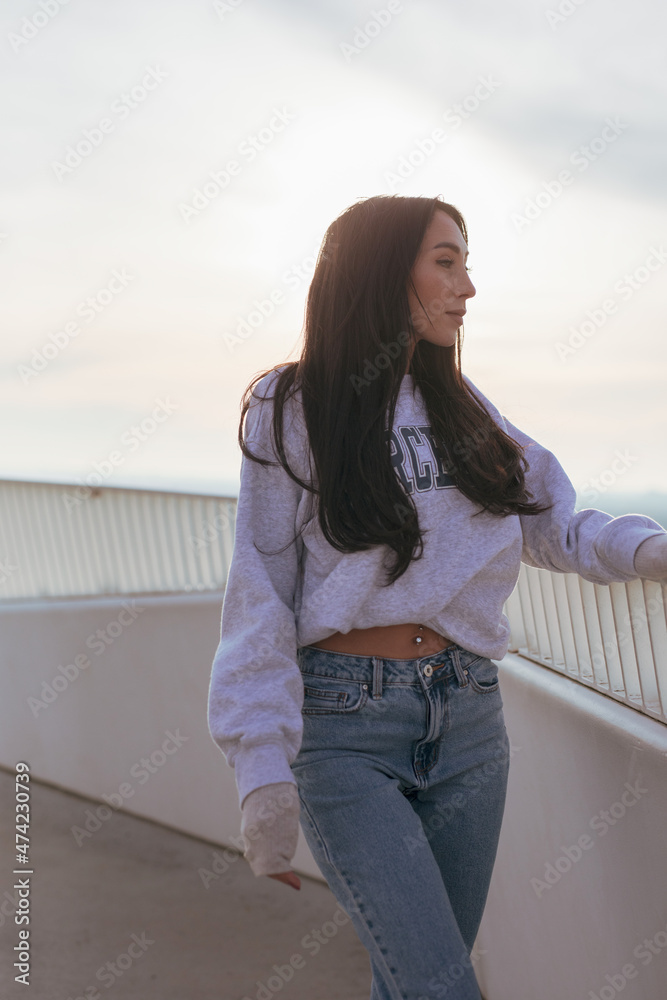 Wunderschöne Frau mit Schwarzem Haar Leidenschaftlich in Berlin mit Rose und elegantem Lebenstil unterwegs Wunderschöne Frau mit Schwarzem Haar Leidenschaftlich in Berlin mit Rose und elegantem Lebenstil unterwegs