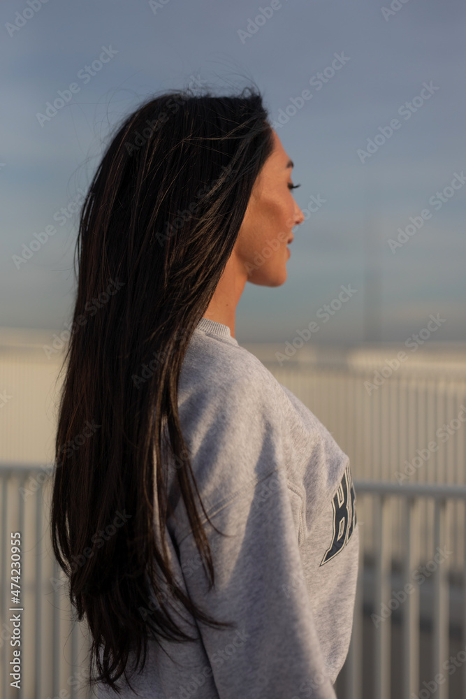 Wunderschöne Frau mit Schwarzem Haar Leidenschaftlich in Berlin mit Rose und elegantem Lebenstil Wunderschöne Frau mit Schwarzem Haar Leidenschaftlich in Berlin mit Rose und elegantem Lebenstil