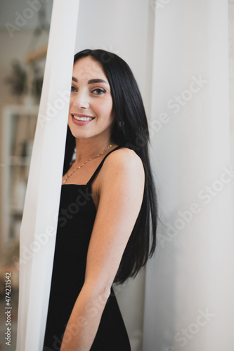 Wunderschöne Frau mit Schwarzem Haar Leidenschaftlich in Berlin mit Rose und elegantem Lebenstil Free Download Wunderschöne Frau mit Schwarzem Haar Leidenschaftlich in Berlin mit Rose und elegantem Lebenstil - GFXLoad