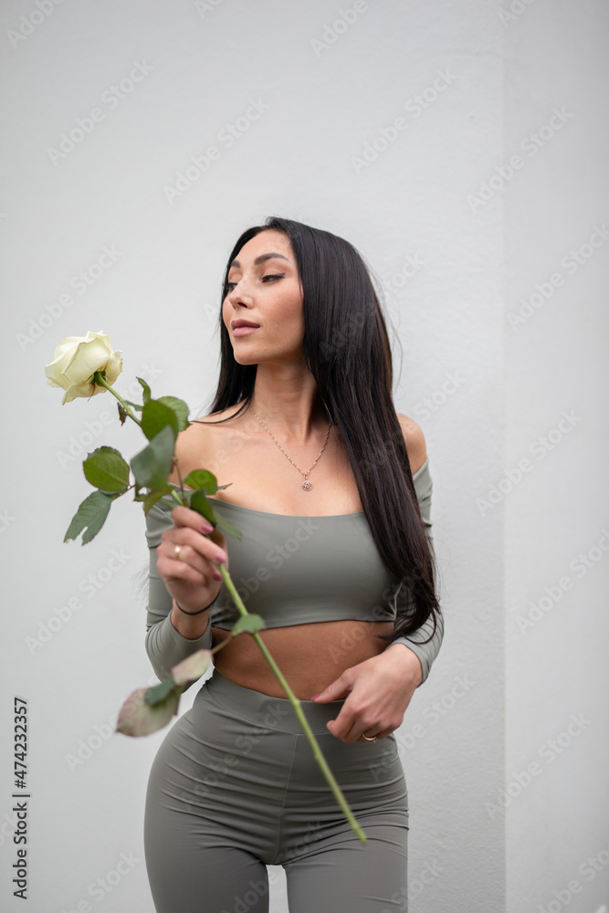 Wunderschöne Frau mit Schwarzem Haar Leidenschaftlich in Berlin mit Rose und elegantem Lebenstil Wunderschöne Frau mit Schwarzem Haar Leidenschaftlich in Berlin mit Rose und elegantem Lebenstil