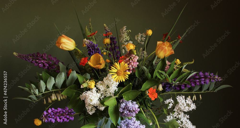 Fototapeta premium bouquet of flowers on a dark green background