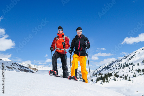 Unterwegs mit Schneeschuhe in alpinem Gelände nahe Warth