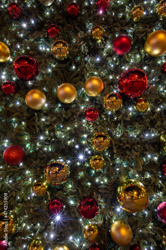 Detalle de Decoracion de bolas de navidad en un arbol