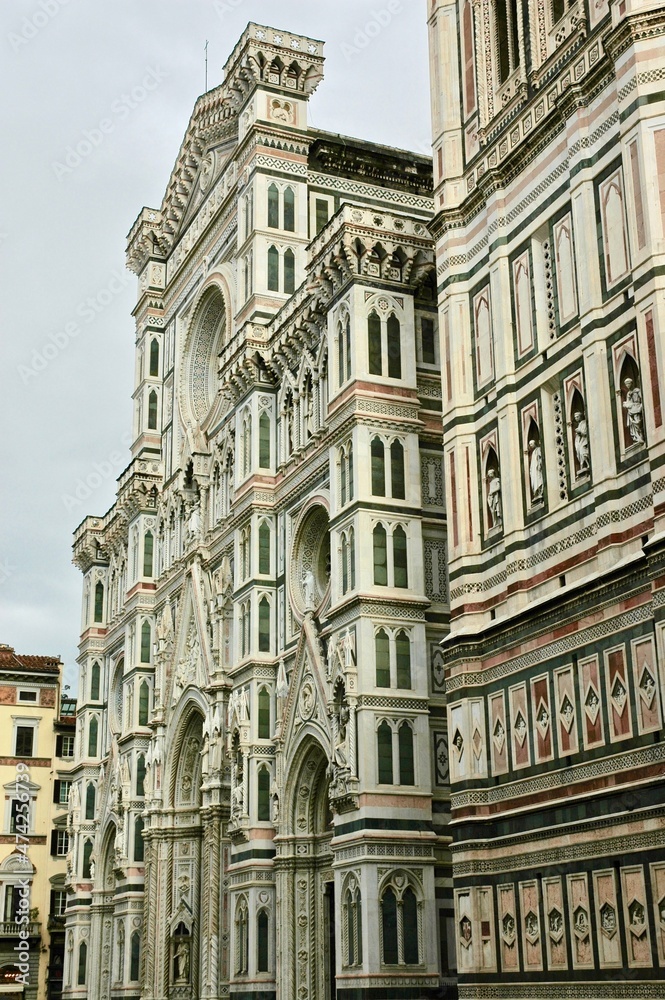 Visione laterale della Cattedrale di Santa Maria Del Fiore o Duomo di Firenze. Costruita nel fine 1200 in sostituzione della antica chiesa di Santa Reparata. 