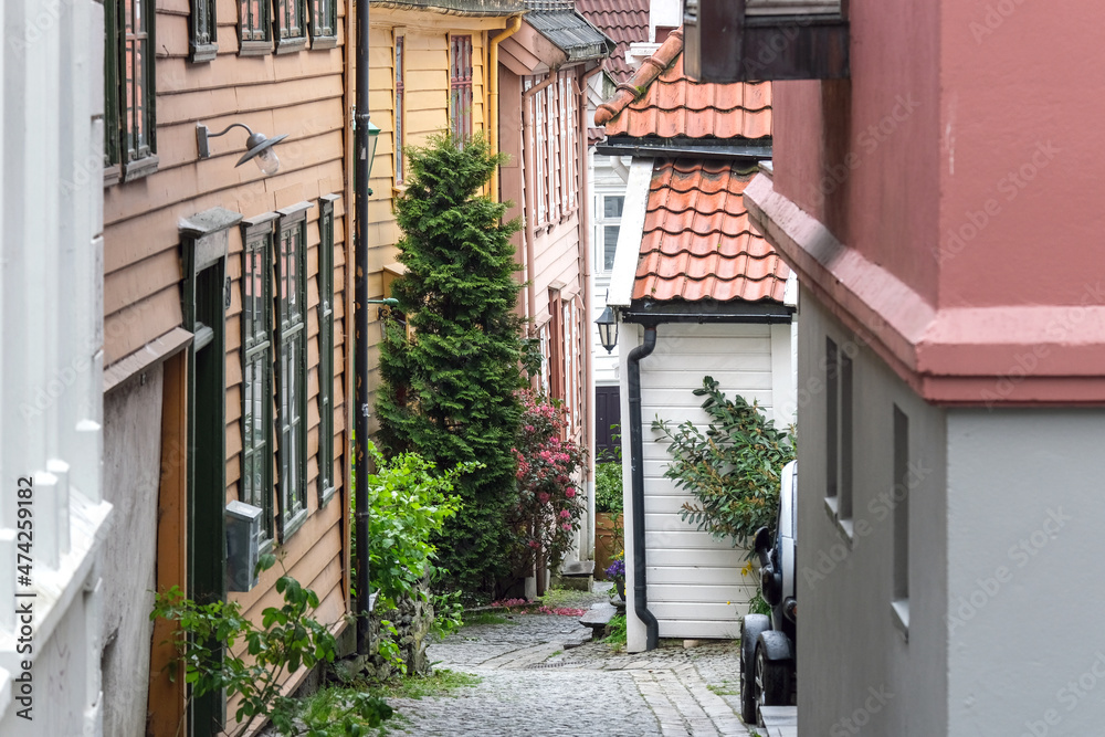 Blick in eine der vielen kleinen Gassen im verwinkelten Zentrum der norwegischen Stadt Bergen mit den typischen Holzhäusern, selektiver Fokus