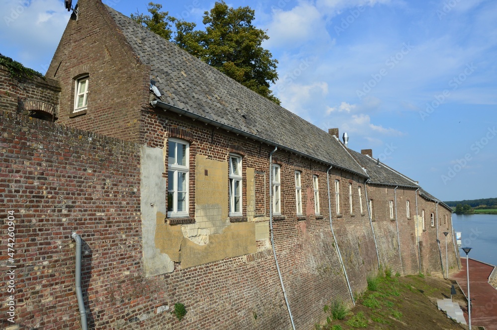alte Häuser über der Maas