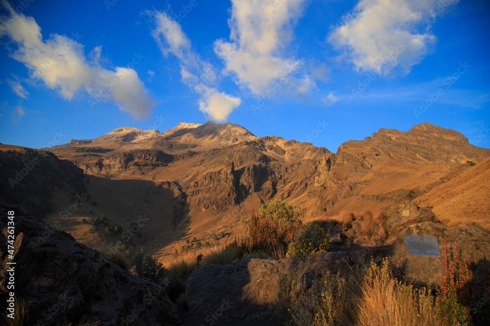 Fototapeta premium view of the iztaccihuatl volcano in Mexico puebla