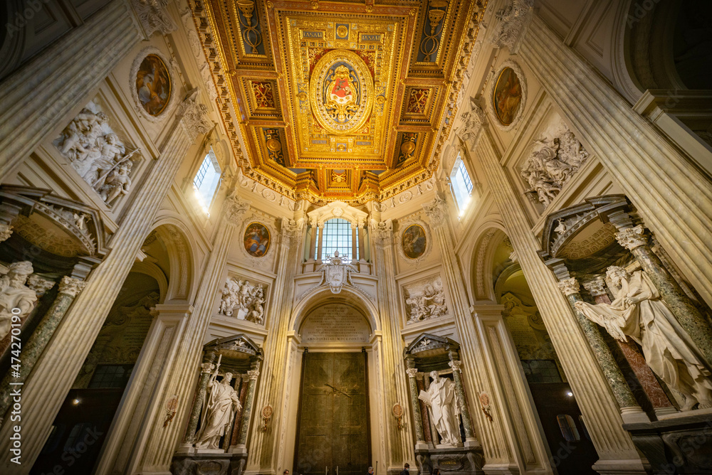 La Catedral Archibasílica Papal del Santísimo Salvador del Mundo, y de los Santos Juan Bautista y Juan Evangelista en Letrán en Roma