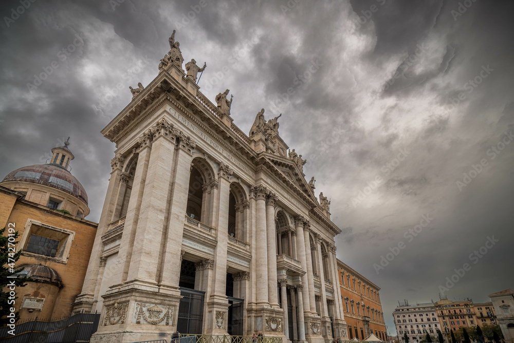 Obraz premium La Catedral Archibasílica Papal del Santísimo Salvador del Mundo, y de los Santos Juan Bautista y Juan Evangelista en Letrán en Roma