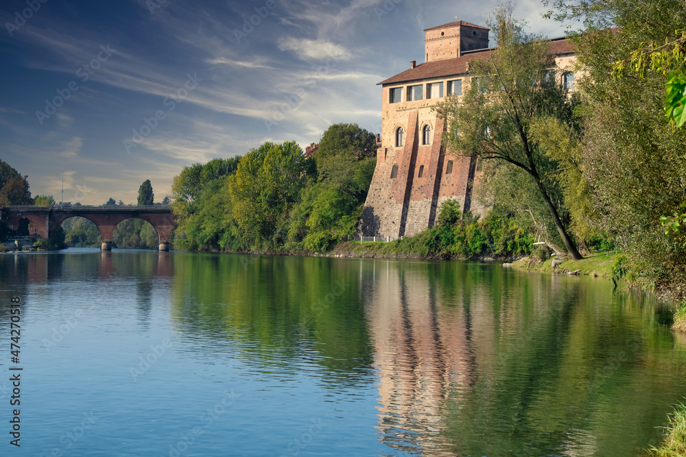 Obraz premium Main river waterfront and old medieval castle view