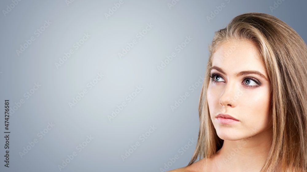 Naklejka premium Happy beauty woman looking at camera posing