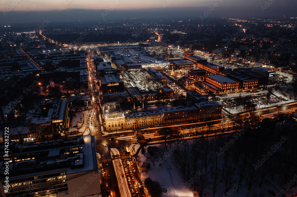 Miasto zimą na chwilę po zachodzie słońca