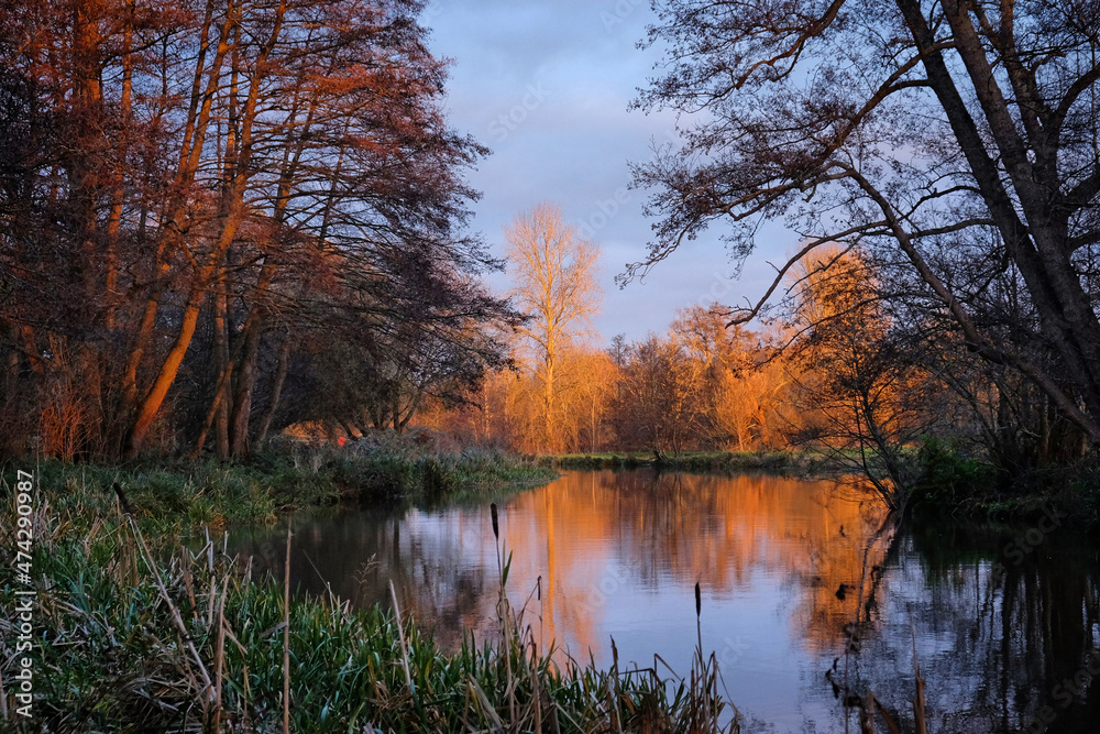 Obraz premium Winter sunset over the River Wey in Godalming, Surrey, UK