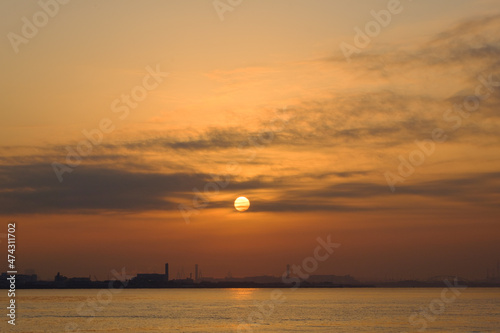 早朝、兵庫県芦屋市芦屋浜から大阪湾の日の出を臨む。あたりはオレンジ色に染まり、太陽の光が海に落ちてキラキラ輝く © 宮岸孝守