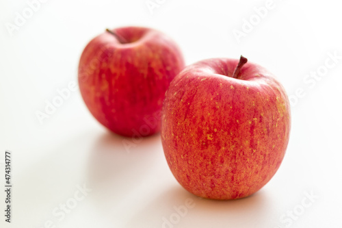 二つの赤いリンゴと真っ白な背景