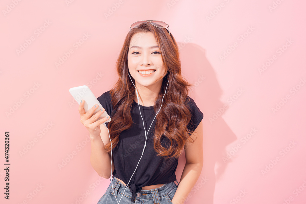 Naklejka premium young woman listening to music
