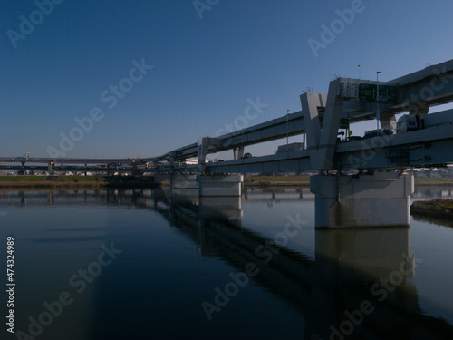 荒川と高速道路の高架橋
