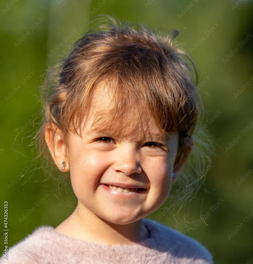 Obraz na płótnie Portret uśmiechniętej 5 letniej dziewczynki w słoneczny letni dzień w salonie