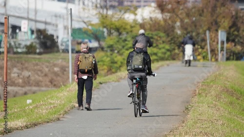 Wallpaper Mural 自転車に乗る人と歩行者 Torontodigital.ca