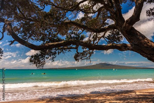 Auckland beach and Rangitoto Island © Jeremy Thorburn