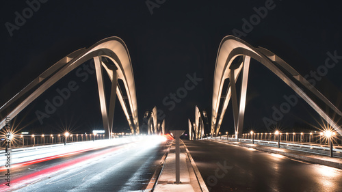 Aufnahme der neuen modernen Linzer Eisenbahnbrücke in der Nacht mit Langzeitbelichtung
