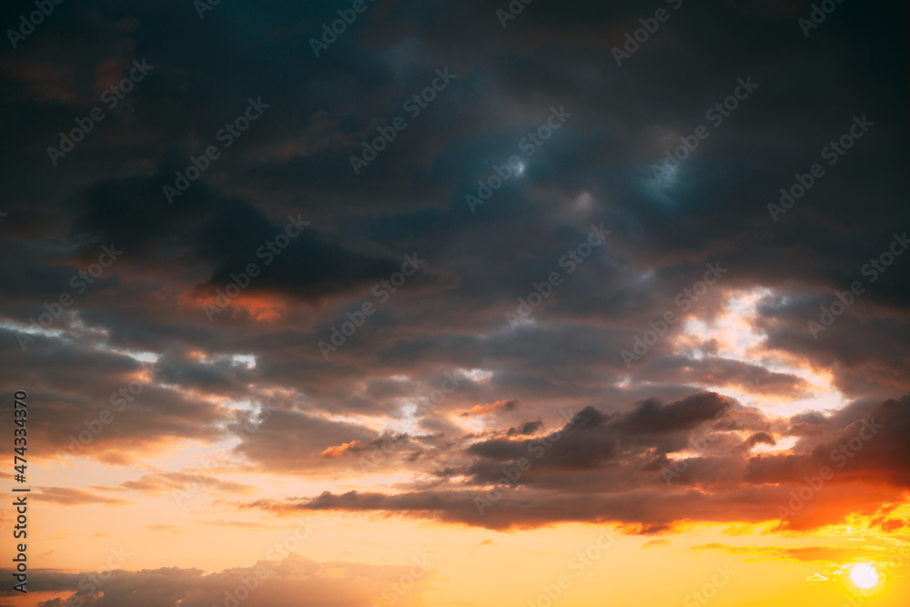 Sunset Cloudy Sky With Fluffy Clouds. Sunset Sky Natural Background. Sunrays, sunray, ray, Dramatic Sky. Sunset In Yellow, Orange, Pink Colors