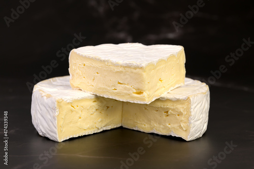 camembert Brie sur fond foncé