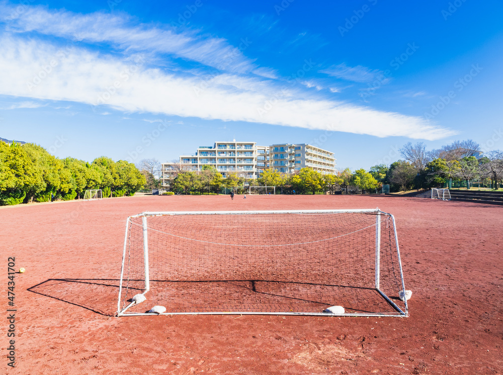 Fototapeta premium 郊外の住宅地 秋晴れの公園グラウンド