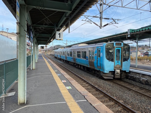 青森の青い森鉄道の青い電車