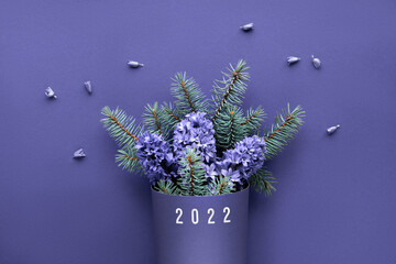 Crédence de cuisine Pantone 2022 very peri Winter bouquet on purple very peri monochrome paper background. Simple minimal winetrtime winter arrangement with fir twigs and blue hyacinth flowers. Flat lay, top view.  © tilialucida
