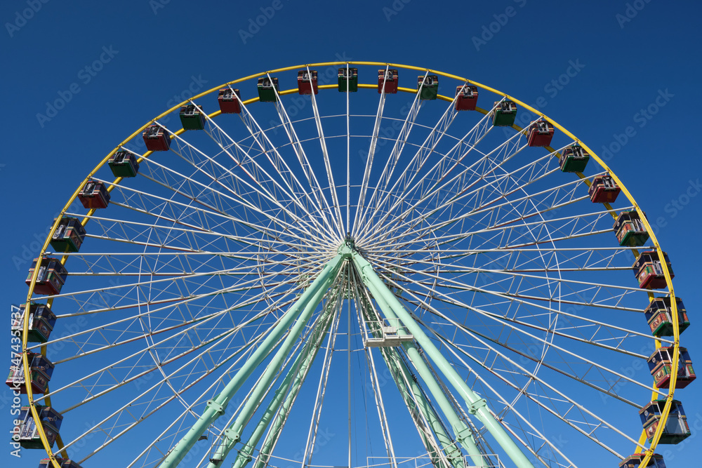 Riesenrad mit bunten Gondeln Riesenrad mit bunten Gondeln
