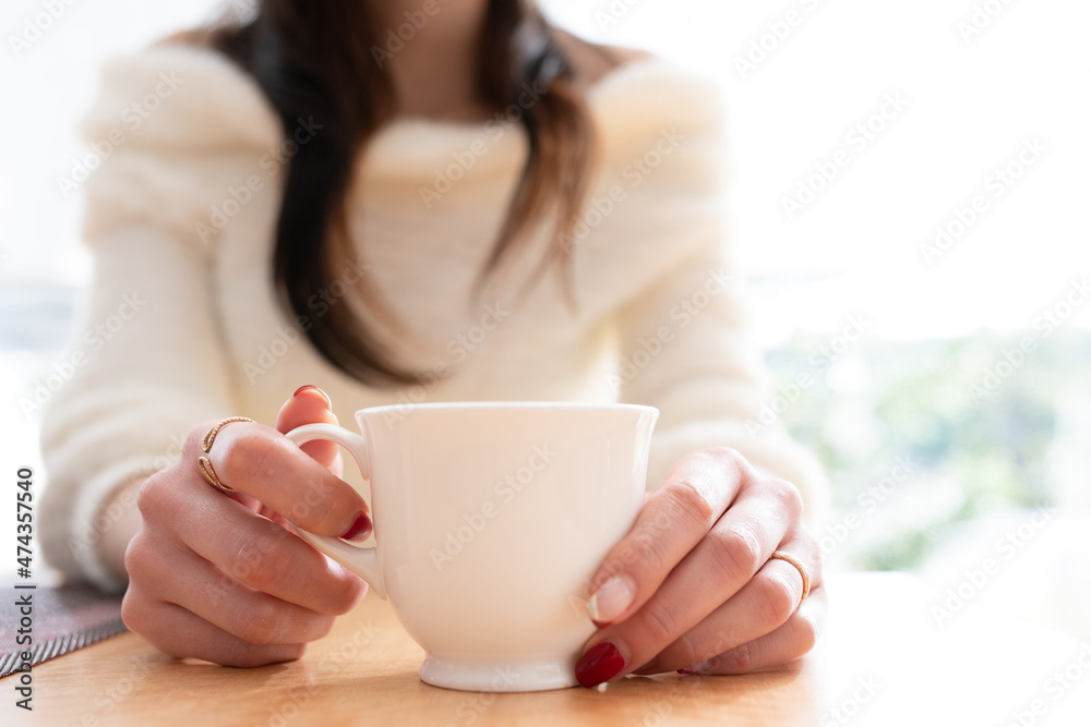 コーヒーを飲む女性