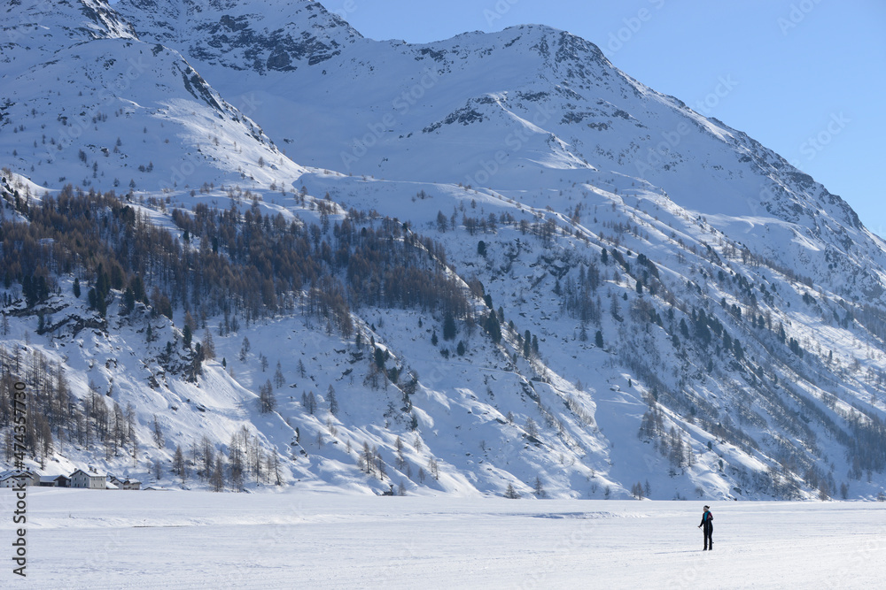 femme skiant sur une piste de Ski nordique - Alpes Suisse