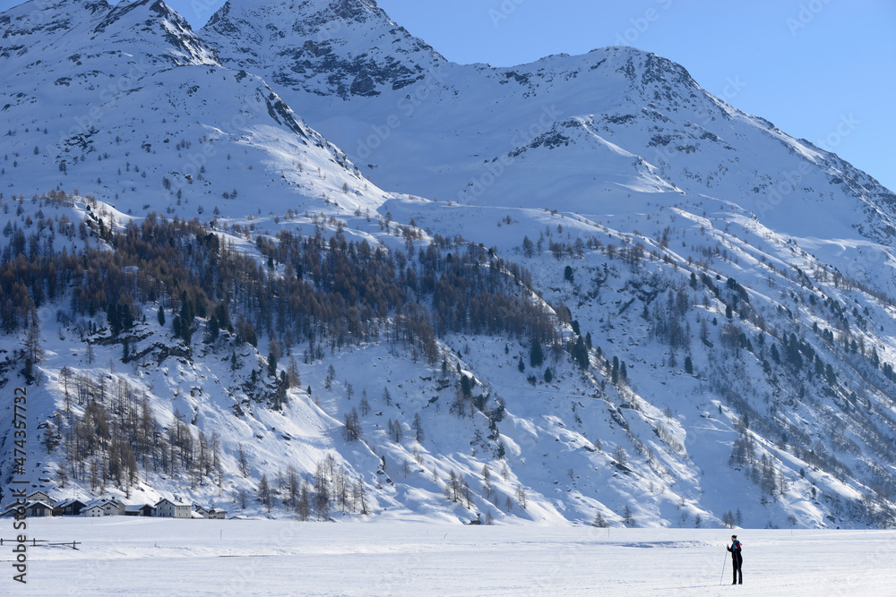 Obraz premium femme faisant du ski de fond dans les Alpes - Suisse
