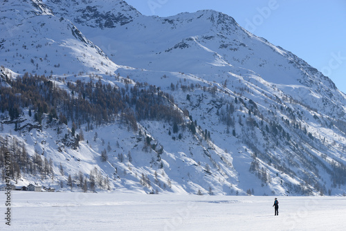 femme skiant sur une piste de Ski nordique - Alpes Suisse