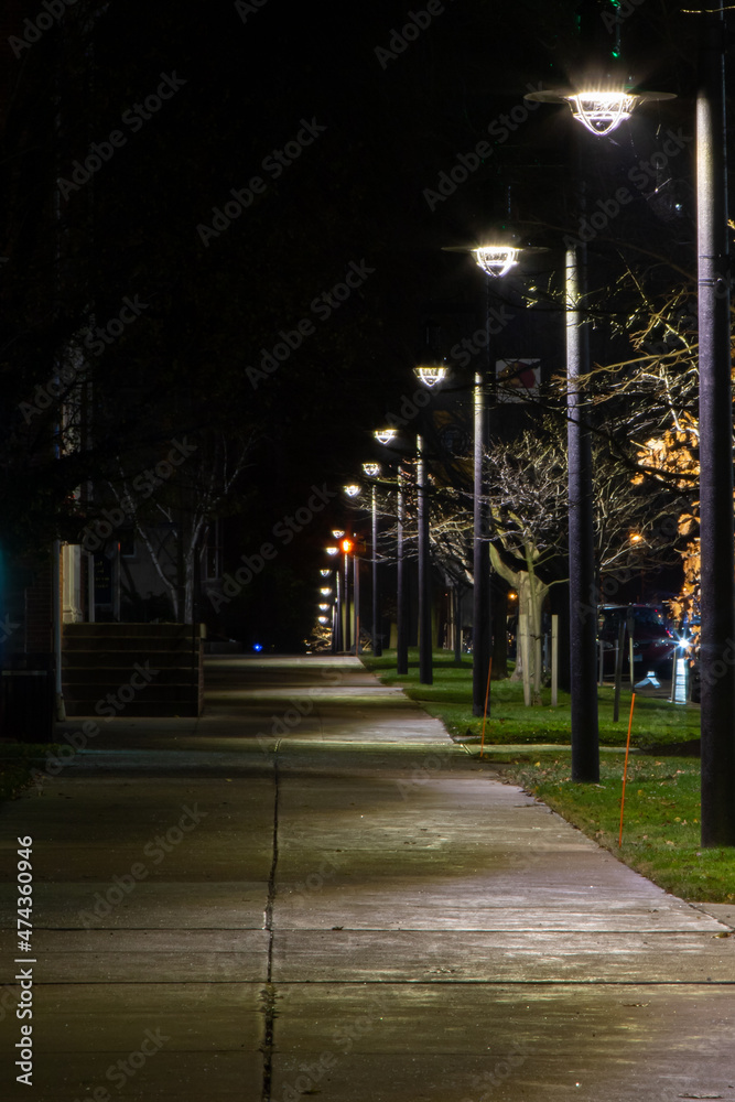 Fototapeta premium Sidewalk at night with lights 