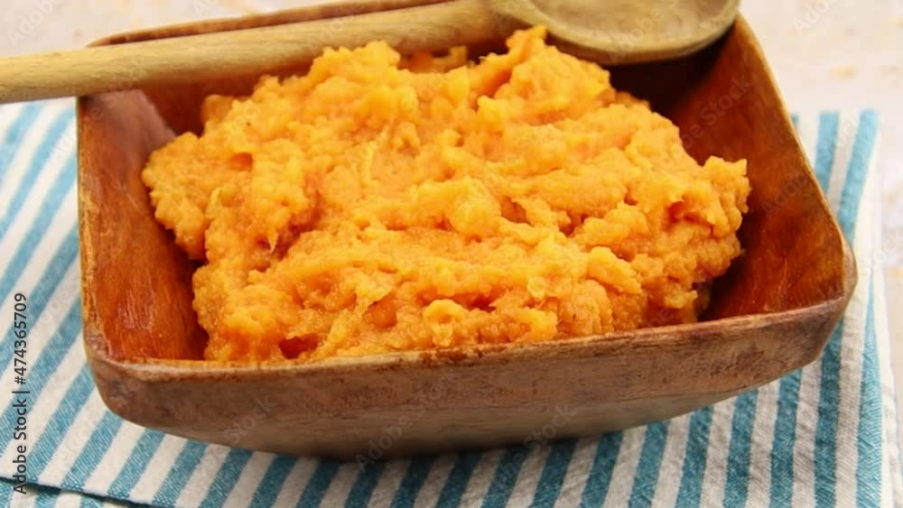 purée de patates douces dans un plat	