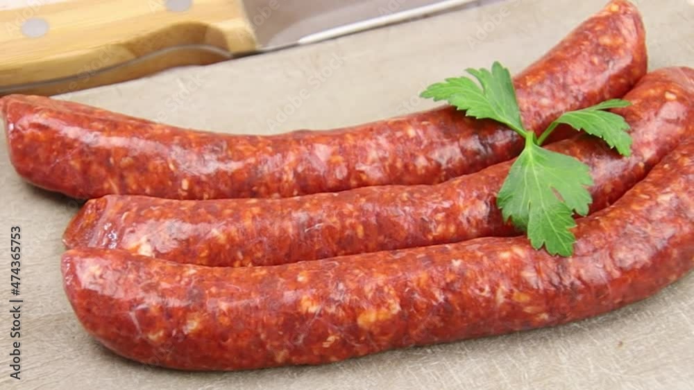 plusieurs merguez crues sur une planche à découper plusieurs merguez crues sur une planche à découper