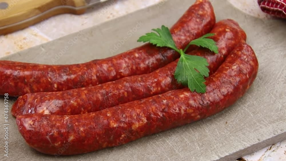 plusieurs merguez crues sur une planche à découper plusieurs merguez crues sur une planche à découper