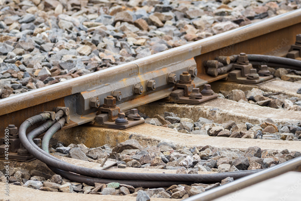 Connecting cables to the train rail. Connecting cables to the train rail.