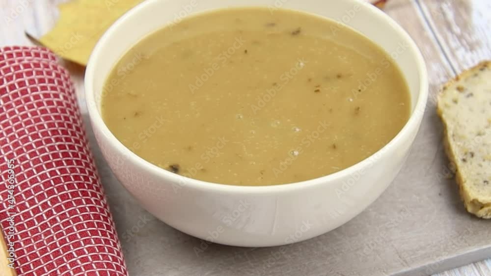 bol de soupe aux champignons sur une table bol de soupe aux champignons sur une table