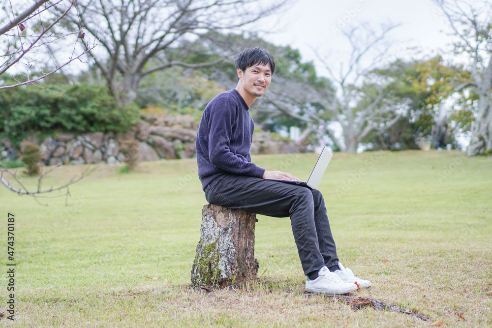 Fototapeta premium 男性 人物 自然 pc パソコン