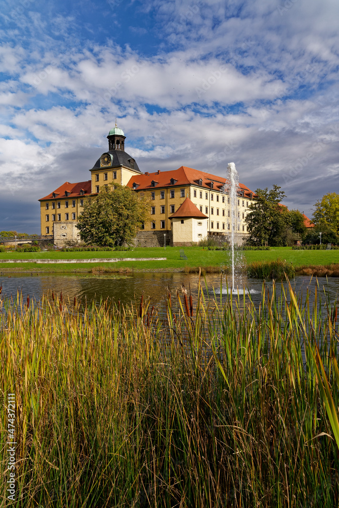 Obraz premium Schloss und Schlosspark Moritzburg in Zeitz, Burgenlandkreis, Sachsen-Anhalt, Deutschland