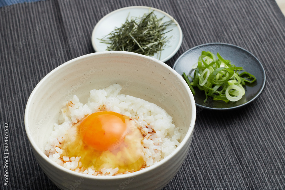 青葱と刻み海苔が添えられた卵かけご飯