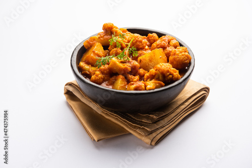 Tapety artystyczne Aloo Gobi Masala curry with Chapati or paratha
